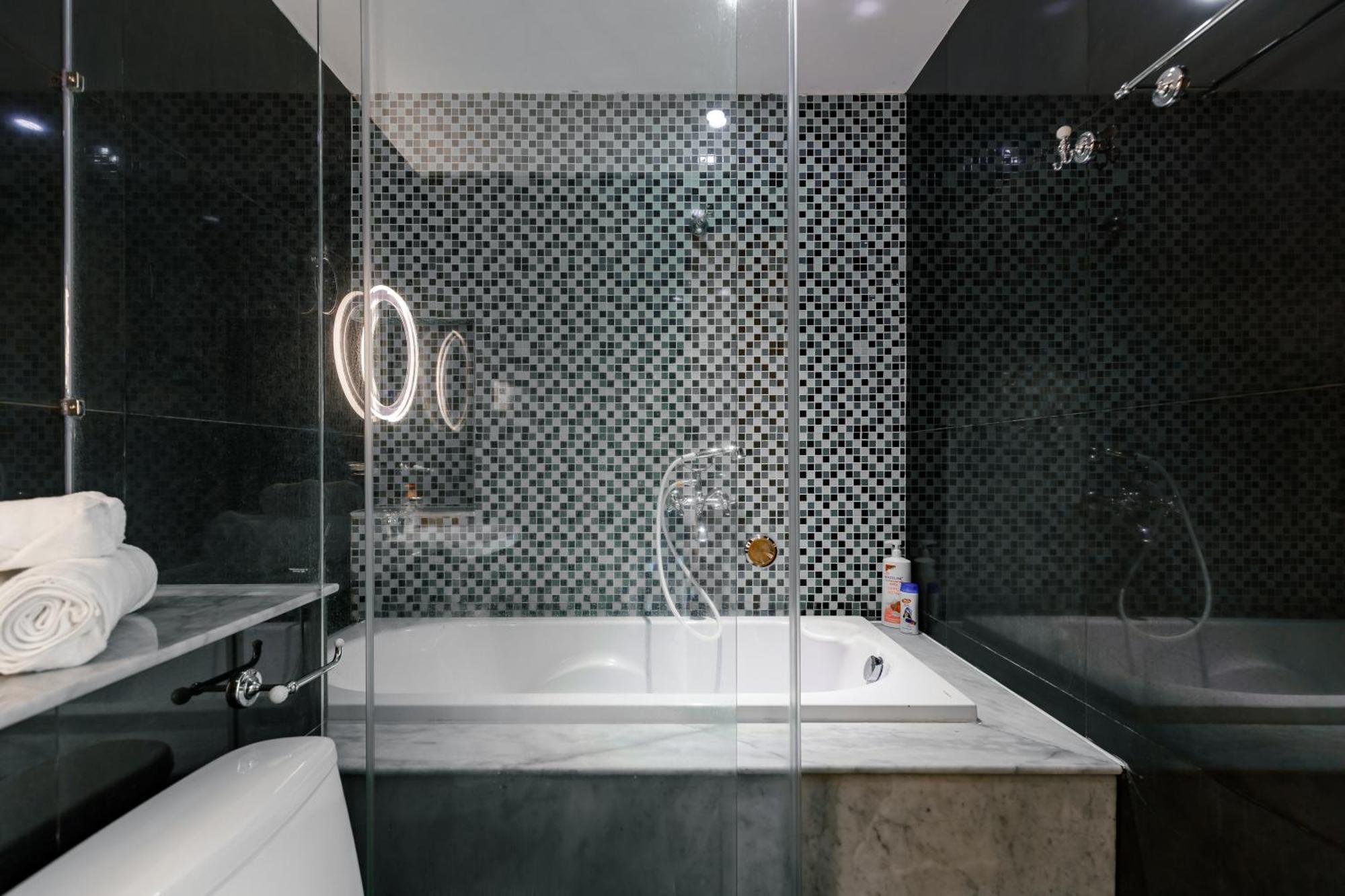 Salute De Leman - Luxury Distrist 3 *